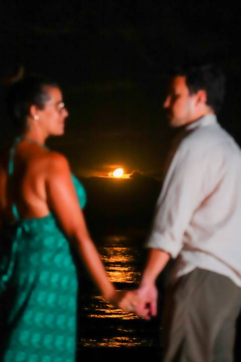 fotografia de casamento Praia do Forte, ensaio fotográfico pedido de casamento Bahia, fotos de casamento ao nascer da lua, fotógrafo em Praia do Forte Bahia, pedido de casamento surpresa na praia, ensaio romântico Praia do Forte, fotos de casal ao lado do'