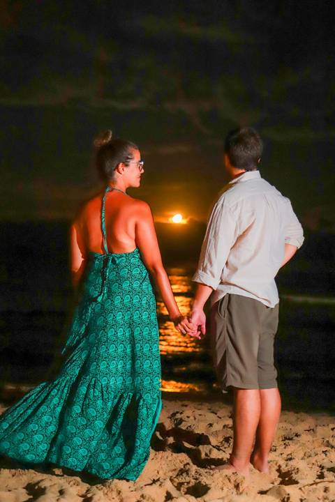 fotografia de casamento Praia do Forte, ensaio fotográfico pedido de casamento Bahia, fotos de casamento ao nascer da lua, fotógrafo em Praia do Forte Bahia, pedido de casamento surpresa na praia, ensaio romântico Praia do Forte, fotos de casal ao lado do'