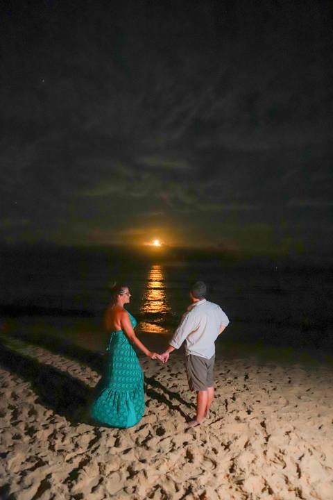 fotografia de casamento Praia do Forte, ensaio fotográfico pedido de casamento Bahia, fotos de casamento ao nascer da lua, fotógrafo em Praia do Forte Bahia, pedido de casamento surpresa na praia, ensaio romântico Praia do Forte, fotos de casal ao lado do'