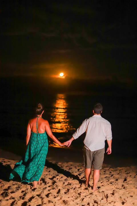 pedido de casamento especial na praia, ensaio fotográfico ao luar, fotógrafo para momentos inesquecíveis Bahia, pedido de casamento ao lado do Projeto Tamar, fotos mágicas na praia de noite, ensaio ao nascer da lua na praia, fotógrafo para pedidos de casa'