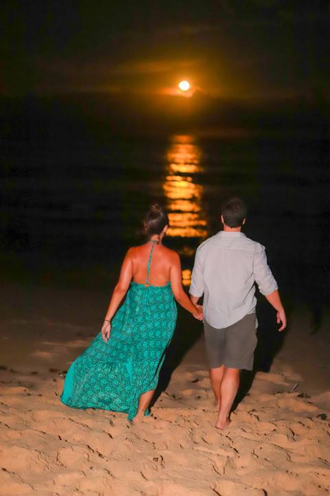 pedido de casamento especial na praia, ensaio fotográfico ao luar, fotógrafo para momentos inesquecíveis Bahia, pedido de casamento ao lado do Projeto Tamar, fotos mágicas na praia de noite, ensaio ao nascer da lua na praia, fotógrafo para pedidos de casa'