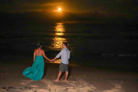 pedido de casamento especial na praia, ensaio fotográfico ao luar, fotógrafo para momentos inesquecíveis Bahia, pedido de casamento ao lado do Projeto Tamar, fotos mágicas na praia de noite, ensaio ao nascer da lua na praia, fotógrafo para pedidos de casa'