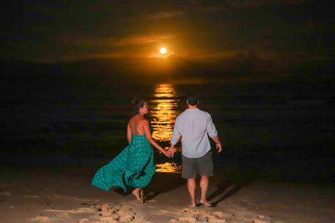 pedido de casamento especial na praia, ensaio fotográfico ao luar, fotógrafo para momentos inesquecíveis Bahia, pedido de casamento ao lado do Projeto Tamar, fotos mágicas na praia de noite, ensaio ao nascer da lua na praia, fotógrafo para pedidos de casa'