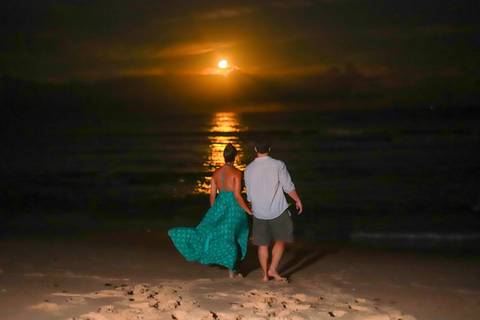 pedido de casamento especial na praia, ensaio fotográfico ao luar, fotógrafo para momentos inesquecíveis Bahia, pedido de casamento ao lado do Projeto Tamar, fotos mágicas na praia de noite, ensaio ao nascer da lua na praia, fotógrafo para pedidos de casa'