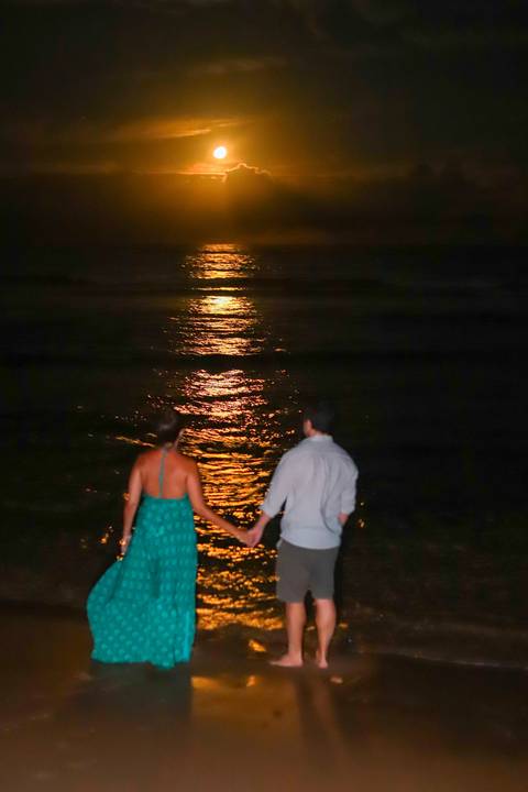 pedido de casamento especial na praia, ensaio fotográfico ao luar, fotógrafo para momentos inesquecíveis Bahia, pedido de casamento ao lado do Projeto Tamar, fotos mágicas na praia de noite, ensaio ao nascer da lua na praia, fotógrafo para pedidos de casa'