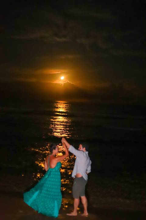 pedido de casamento especial na praia, ensaio fotográfico ao luar, fotógrafo para momentos inesquecíveis Bahia, pedido de casamento ao lado do Projeto Tamar, fotos mágicas na praia de noite, ensaio ao nascer da lua na praia, fotógrafo para pedidos de casa'