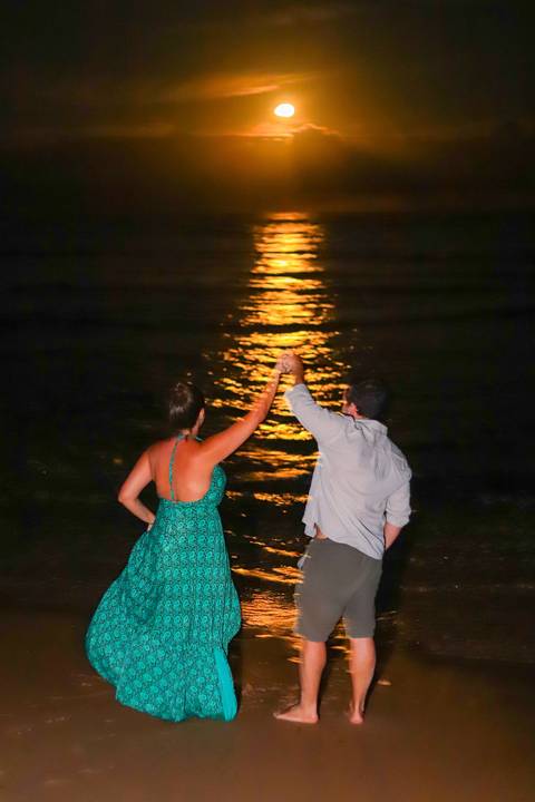 pedido de casamento especial na praia, ensaio fotográfico ao luar, fotógrafo para momentos inesquecíveis Bahia, pedido de casamento ao lado do Projeto Tamar, fotos mágicas na praia de noite, ensaio ao nascer da lua na praia, fotógrafo para pedidos de casa'