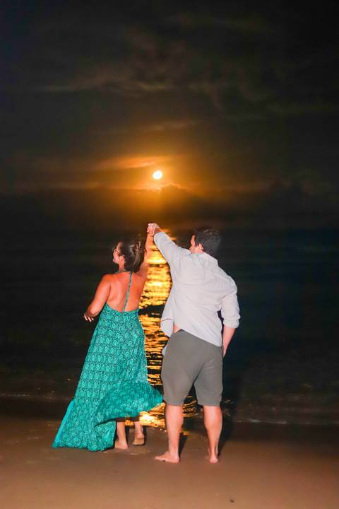 pedido de casamento especial na praia, ensaio fotográfico ao luar, fotógrafo para momentos inesquecíveis Bahia, pedido de casamento ao lado do Projeto Tamar, fotos mágicas na praia de noite, ensaio ao nascer da lua na praia, fotógrafo para pedidos de casa'