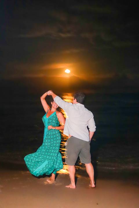 pedido de casamento especial na praia, ensaio fotográfico ao luar, fotógrafo para momentos inesquecíveis Bahia, pedido de casamento ao lado do Projeto Tamar, fotos mágicas na praia de noite, ensaio ao nascer da lua na praia, fotógrafo para pedidos de casa'