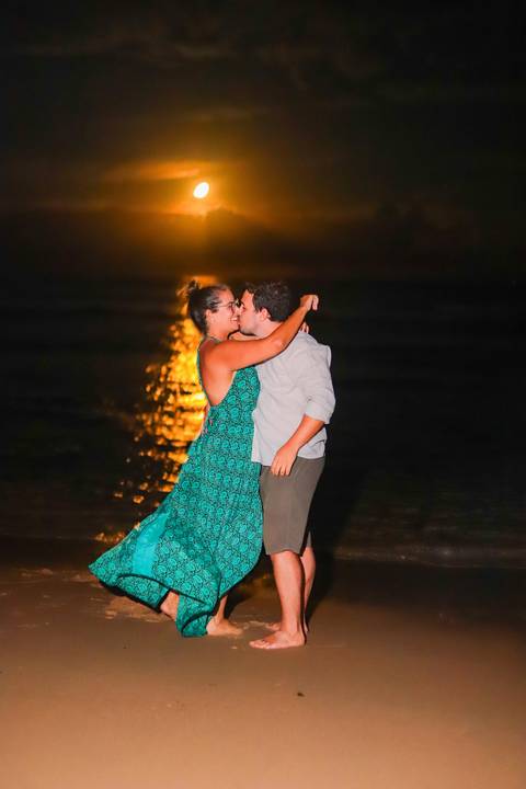 pedido de casamento especial na praia, ensaio fotográfico ao luar, fotógrafo para momentos inesquecíveis Bahia, pedido de casamento ao lado do Projeto Tamar, fotos mágicas na praia de noite, ensaio ao nascer da lua na praia, fotógrafo para pedidos de casa'
