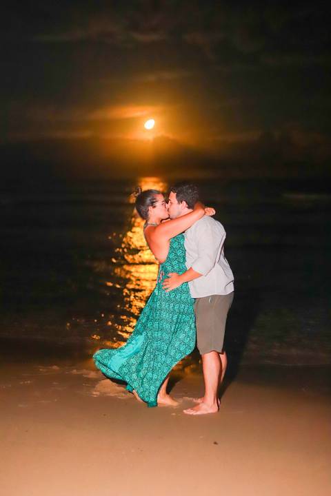 pedido de casamento especial na praia, ensaio fotográfico ao luar, fotógrafo para momentos inesquecíveis Bahia, pedido de casamento ao lado do Projeto Tamar, fotos mágicas na praia de noite, ensaio ao nascer da lua na praia, fotógrafo para pedidos de casa'