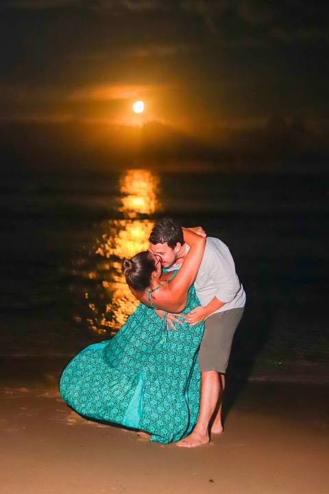 pedido de casamento especial na praia, ensaio fotográfico ao luar, fotógrafo para momentos inesquecíveis Bahia, pedido de casamento ao lado do Projeto Tamar, fotos mágicas na praia de noite, ensaio ao nascer da lua na praia, fotógrafo para pedidos de casa'
