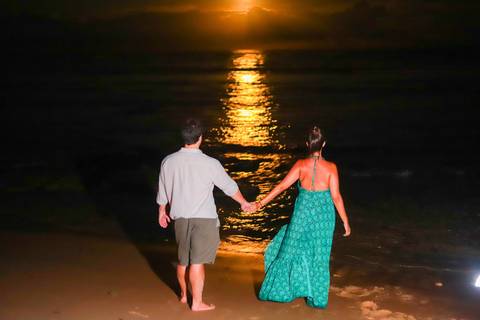 pedido de casamento especial na praia, ensaio fotográfico ao luar, fotógrafo para momentos inesquecíveis Bahia, pedido de casamento ao lado do Projeto Tamar, fotos mágicas na praia de noite, ensaio ao nascer da lua na praia, fotógrafo para pedidos de casa'