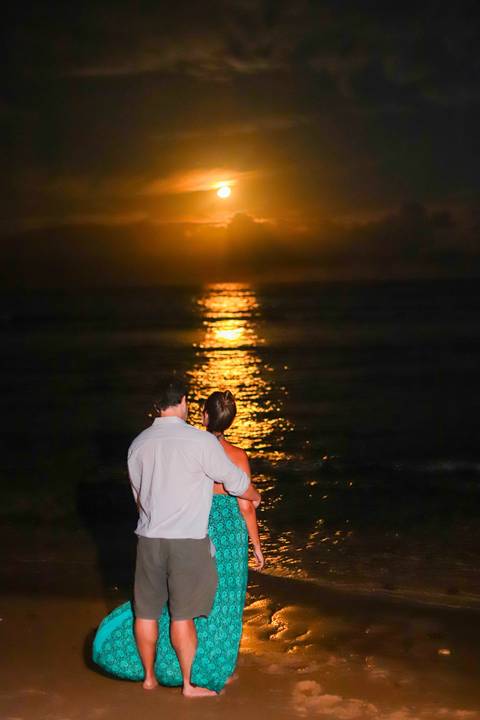 pedido de casamento especial na praia, ensaio fotográfico ao luar, fotógrafo para momentos inesquecíveis Bahia, pedido de casamento ao lado do Projeto Tamar, fotos mágicas na praia de noite, ensaio ao nascer da lua na praia, fotógrafo para pedidos de casa'