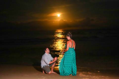 pedido de casamento especial na praia, ensaio fotográfico ao luar, fotógrafo para momentos inesquecíveis Bahia, pedido de casamento ao lado do Projeto Tamar, fotos mágicas na praia de noite, ensaio ao nascer da lua na praia, fotógrafo para pedidos de casa'