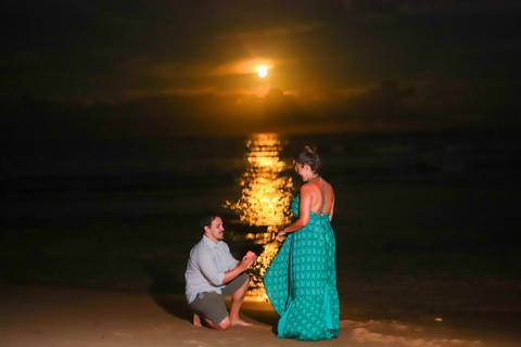 pedido de casamento especial na praia, ensaio fotográfico ao luar, fotógrafo para momentos inesquecíveis Bahia, pedido de casamento ao lado do Projeto Tamar, fotos mágicas na praia de noite, ensaio ao nascer da lua na praia, fotógrafo para pedidos de casa'