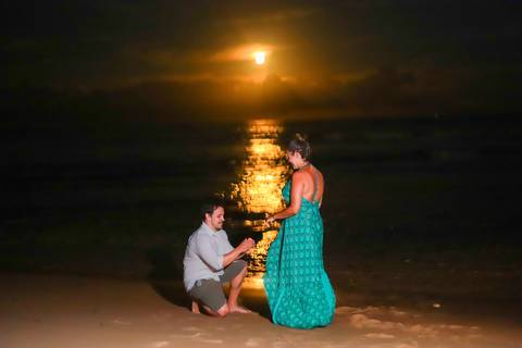 pedido de casamento especial na praia, ensaio fotográfico ao luar, fotógrafo para momentos inesquecíveis Bahia, pedido de casamento ao lado do Projeto Tamar, fotos mágicas na praia de noite, ensaio ao nascer da lua na praia, fotógrafo para pedidos de casa'