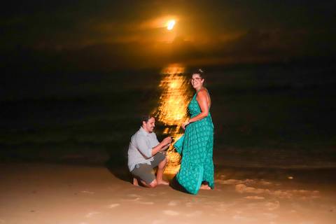 pedido de casamento especial na praia, ensaio fotográfico ao luar, fotógrafo para momentos inesquecíveis Bahia, pedido de casamento ao lado do Projeto Tamar, fotos mágicas na praia de noite, ensaio ao nascer da lua na praia, fotógrafo para pedidos de casa'