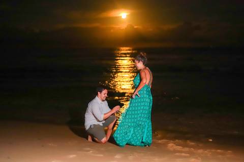 pedido de casamento especial na praia, ensaio fotográfico ao luar, fotógrafo para momentos inesquecíveis Bahia, pedido de casamento ao lado do Projeto Tamar, fotos mágicas na praia de noite, ensaio ao nascer da lua na praia, fotógrafo para pedidos de casa'