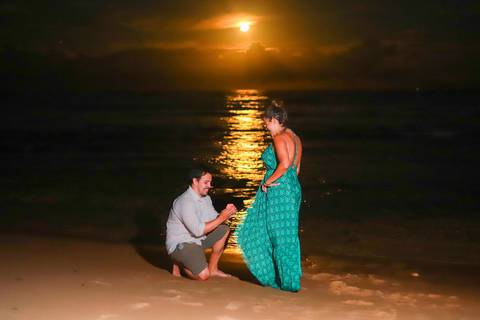 pedido de casamento especial na praia, ensaio fotográfico ao luar, fotógrafo para momentos inesquecíveis Bahia, pedido de casamento ao lado do Projeto Tamar, fotos mágicas na praia de noite, ensaio ao nascer da lua na praia, fotógrafo para pedidos de casa'