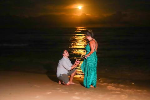 pedido de casamento especial na praia, ensaio fotográfico ao luar, fotógrafo para momentos inesquecíveis Bahia, pedido de casamento ao lado do Projeto Tamar, fotos mágicas na praia de noite, ensaio ao nascer da lua na praia, fotógrafo para pedidos de casa'