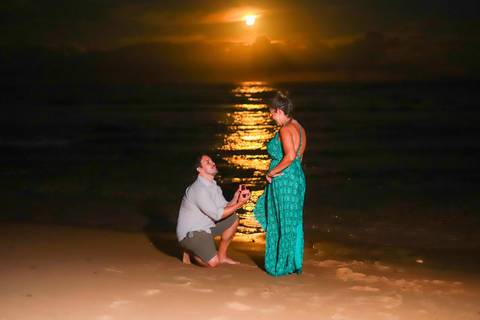 pedido de casamento especial na praia, ensaio fotográfico ao luar, fotógrafo para momentos inesquecíveis Bahia, pedido de casamento ao lado do Projeto Tamar, fotos mágicas na praia de noite, ensaio ao nascer da lua na praia, fotógrafo para pedidos de casa'