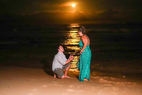 pedido de casamento especial na praia, ensaio fotográfico ao luar, fotógrafo para momentos inesquecíveis Bahia, pedido de casamento ao lado do Projeto Tamar, fotos mágicas na praia de noite, ensaio ao nascer da lua na praia, fotógrafo para pedidos de casa'