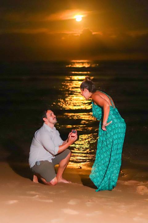 pedido de casamento especial na praia, ensaio fotográfico ao luar, fotógrafo para momentos inesquecíveis Bahia, pedido de casamento ao lado do Projeto Tamar, fotos mágicas na praia de noite, ensaio ao nascer da lua na praia, fotógrafo para pedidos de casa'