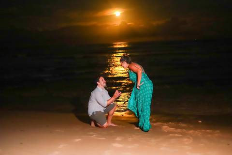 pedido de casamento especial na praia, ensaio fotográfico ao luar, fotógrafo para momentos inesquecíveis Bahia, pedido de casamento ao lado do Projeto Tamar, fotos mágicas na praia de noite, ensaio ao nascer da lua na praia, fotógrafo para pedidos de casa'