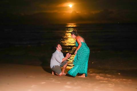 pedido de casamento especial na praia, ensaio fotográfico ao luar, fotógrafo para momentos inesquecíveis Bahia, pedido de casamento ao lado do Projeto Tamar, fotos mágicas na praia de noite, ensaio ao nascer da lua na praia, fotógrafo para pedidos de casa'