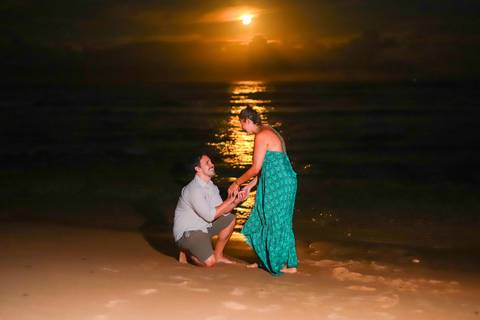 pedido de casamento especial na praia, ensaio fotográfico ao luar, fotógrafo para momentos inesquecíveis Bahia, pedido de casamento ao lado do Projeto Tamar, fotos mágicas na praia de noite, ensaio ao nascer da lua na praia, fotógrafo para pedidos de casa'