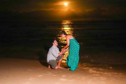 pedido de casamento especial na praia, ensaio fotográfico ao luar, fotógrafo para momentos inesquecíveis Bahia, pedido de casamento ao lado do Projeto Tamar, fotos mágicas na praia de noite, ensaio ao nascer da lua na praia, fotógrafo para pedidos de casa'