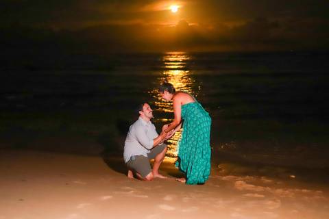 pedido de casamento especial na praia, ensaio fotográfico ao luar, fotógrafo para momentos inesquecíveis Bahia, pedido de casamento ao lado do Projeto Tamar, fotos mágicas na praia de noite, ensaio ao nascer da lua na praia, fotógrafo para pedidos de casa'