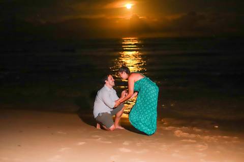 pedido de casamento especial na praia, ensaio fotográfico ao luar, fotógrafo para momentos inesquecíveis Bahia, pedido de casamento ao lado do Projeto Tamar, fotos mágicas na praia de noite, ensaio ao nascer da lua na praia, fotógrafo para pedidos de casa'