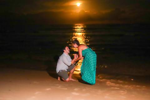 pedido de casamento especial na praia, ensaio fotográfico ao luar, fotógrafo para momentos inesquecíveis Bahia, pedido de casamento ao lado do Projeto Tamar, fotos mágicas na praia de noite, ensaio ao nascer da lua na praia, fotógrafo para pedidos de casa'