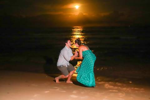 pedido de casamento especial na praia, ensaio fotográfico ao luar, fotógrafo para momentos inesquecíveis Bahia, pedido de casamento ao lado do Projeto Tamar, fotos mágicas na praia de noite, ensaio ao nascer da lua na praia, fotógrafo para pedidos de casa'