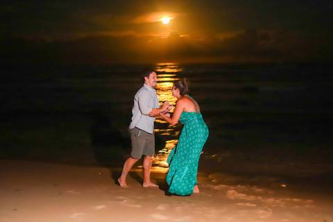 pedido de casamento especial na praia, ensaio fotográfico ao luar, fotógrafo para momentos inesquecíveis Bahia, pedido de casamento ao lado do Projeto Tamar, fotos mágicas na praia de noite, ensaio ao nascer da lua na praia, fotógrafo para pedidos de casa'