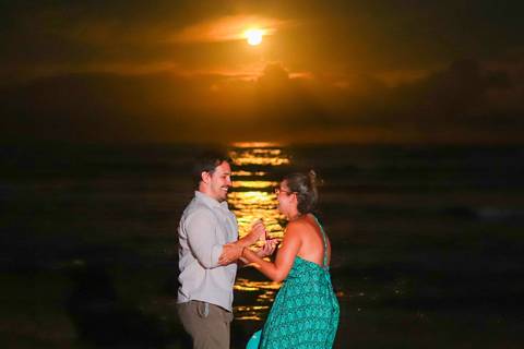 pedido de casamento especial na praia, ensaio fotográfico ao luar, fotógrafo para momentos inesquecíveis Bahia, pedido de casamento ao lado do Projeto Tamar, fotos mágicas na praia de noite, ensaio ao nascer da lua na praia, fotógrafo para pedidos de casa'
