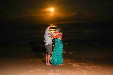 pedido de casamento especial na praia, ensaio fotográfico ao luar, fotógrafo para momentos inesquecíveis Bahia, pedido de casamento ao lado do Projeto Tamar, fotos mágicas na praia de noite, ensaio ao nascer da lua na praia, fotógrafo para pedidos de casa'
