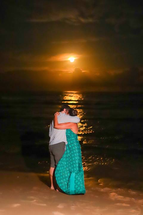 pedido de casamento especial na praia, ensaio fotográfico ao luar, fotógrafo para momentos inesquecíveis Bahia, pedido de casamento ao lado do Projeto Tamar, fotos mágicas na praia de noite, ensaio ao nascer da lua na praia, fotógrafo para pedidos de casa'