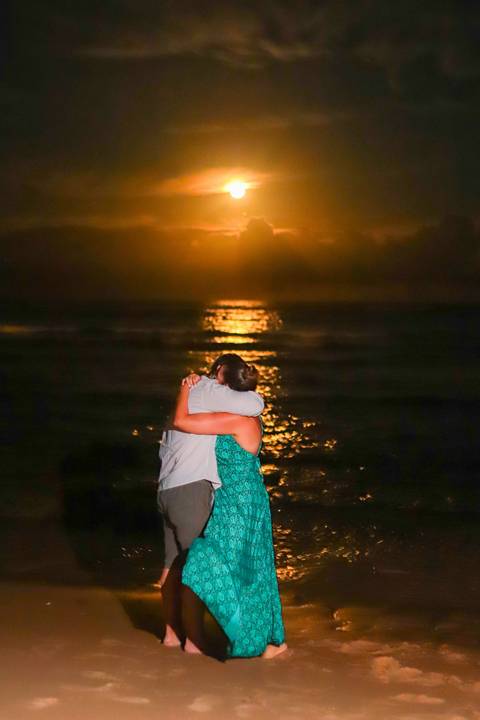pedido de casamento especial na praia, ensaio fotográfico ao luar, fotógrafo para momentos inesquecíveis Bahia, pedido de casamento ao lado do Projeto Tamar, fotos mágicas na praia de noite, ensaio ao nascer da lua na praia, fotógrafo para pedidos de casa'