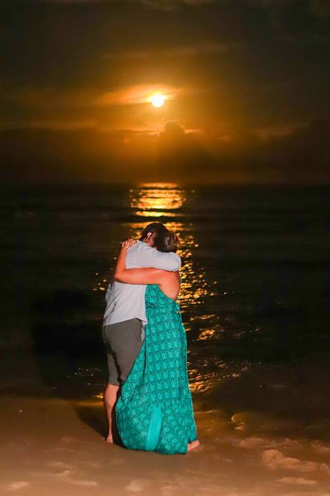 pedido de casamento especial na praia, ensaio fotográfico ao luar, fotógrafo para momentos inesquecíveis Bahia, pedido de casamento ao lado do Projeto Tamar, fotos mágicas na praia de noite, ensaio ao nascer da lua na praia, fotógrafo para pedidos de casa'