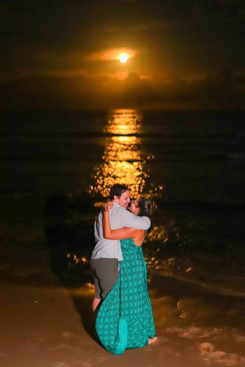 pedido de casamento especial na praia, ensaio fotográfico ao luar, fotógrafo para momentos inesquecíveis Bahia, pedido de casamento ao lado do Projeto Tamar, fotos mágicas na praia de noite, ensaio ao nascer da lua na praia, fotógrafo para pedidos de casa'