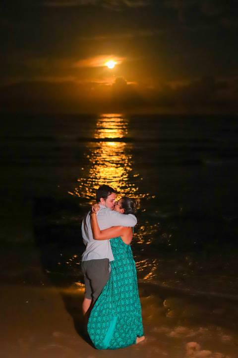pedido de casamento especial na praia, ensaio fotográfico ao luar, fotógrafo para momentos inesquecíveis Bahia, pedido de casamento ao lado do Projeto Tamar, fotos mágicas na praia de noite, ensaio ao nascer da lua na praia, fotógrafo para pedidos de casa'