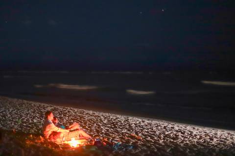fotografia de casamento Praia do Forte, ensaio fotográfico pedido de casamento Bahia, fotos de casamento ao nascer da lua, fotógrafo em Praia do Forte Bahia, pedido de casamento surpresa na praia, ensaio romântico Praia do Forte, fotos de casal ao lado do'