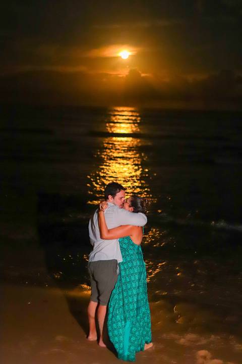pedido de casamento especial na praia, ensaio fotográfico ao luar, fotógrafo para momentos inesquecíveis Bahia, pedido de casamento ao lado do Projeto Tamar, fotos mágicas na praia de noite, ensaio ao nascer da lua na praia, fotógrafo para pedidos de casa'