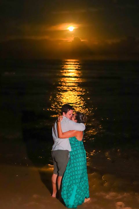 pedido de casamento especial na praia, ensaio fotográfico ao luar, fotógrafo para momentos inesquecíveis Bahia, pedido de casamento ao lado do Projeto Tamar, fotos mágicas na praia de noite, ensaio ao nascer da lua na praia, fotógrafo para pedidos de casa'