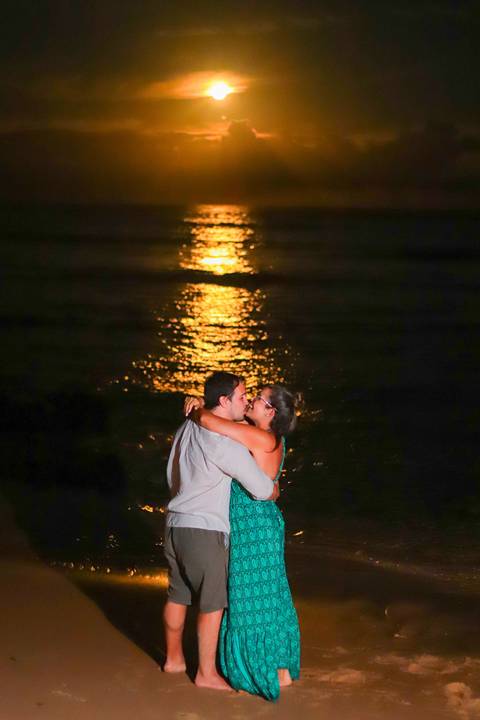 pedido de casamento especial na praia, ensaio fotográfico ao luar, fotógrafo para momentos inesquecíveis Bahia, pedido de casamento ao lado do Projeto Tamar, fotos mágicas na praia de noite, ensaio ao nascer da lua na praia, fotógrafo para pedidos de casa'