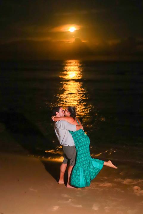pedido de casamento especial na praia, ensaio fotográfico ao luar, fotógrafo para momentos inesquecíveis Bahia, pedido de casamento ao lado do Projeto Tamar, fotos mágicas na praia de noite, ensaio ao nascer da lua na praia, fotógrafo para pedidos de casa'