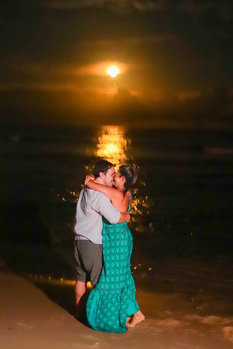 pedido de casamento especial na praia, ensaio fotográfico ao luar, fotógrafo para momentos inesquecíveis Bahia, pedido de casamento ao lado do Projeto Tamar, fotos mágicas na praia de noite, ensaio ao nascer da lua na praia, fotógrafo para pedidos de casa'